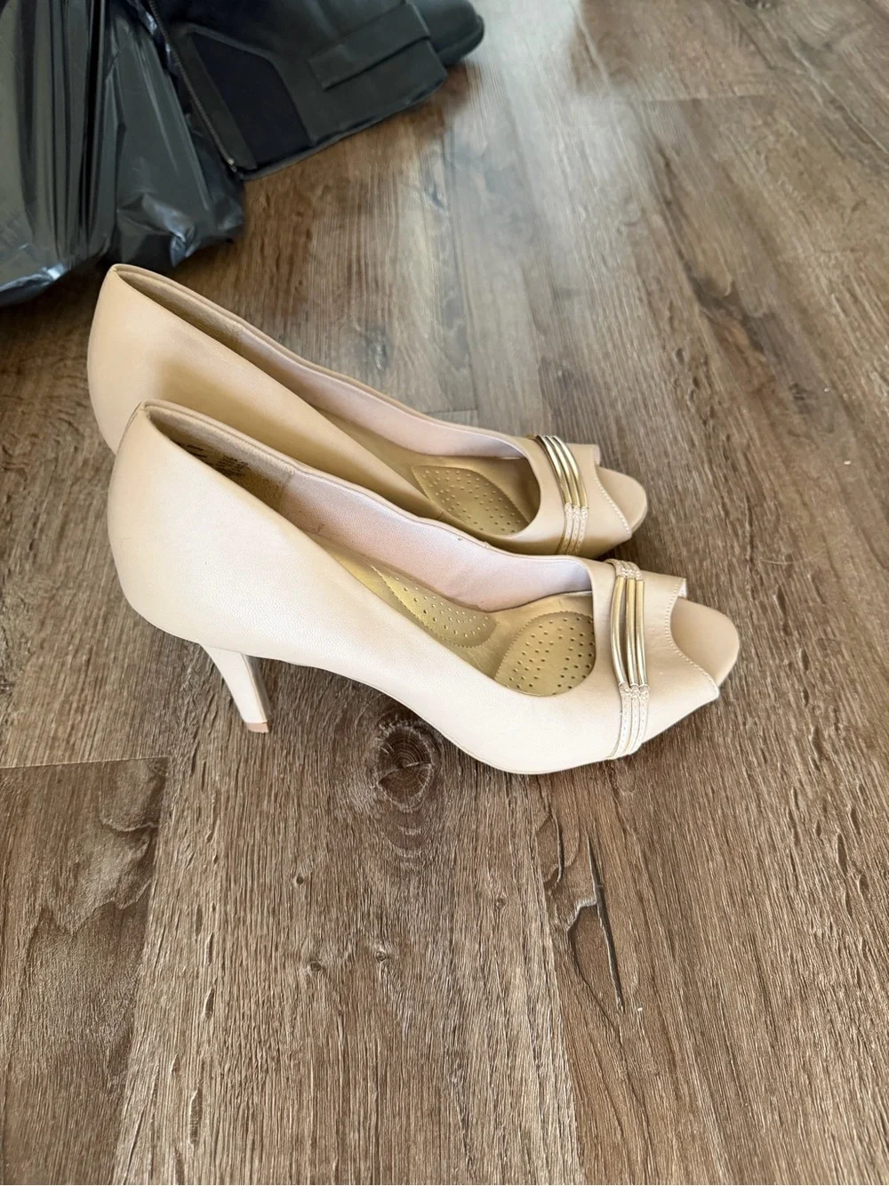 dexflex comfort Women's Nude Heels with Gold Trim